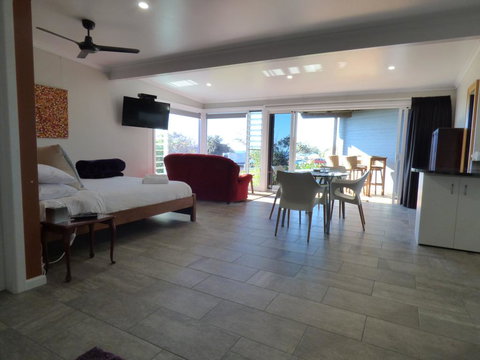ArtHOUSE Beachfront Accommodation - Accommodation Broadbeach 3