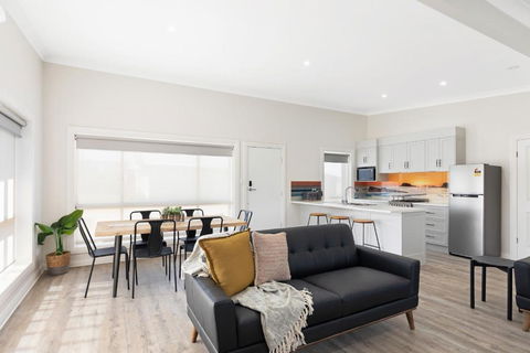 Luxury Apartments And Motel Rooms - Free Wifi - Close To Beach - Accommodation Broadbeach 0