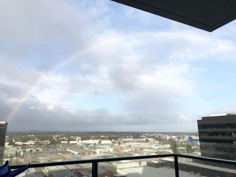 M-city Apartment - Executive Twin King Ensuites - Fully Equipped - Free Parking, Fast Wifi, Smart TV, Netflix, Complementary Drinks & Amenities - M-city Shopping Centre Clayton 3168 - Accommodation Broadbeach 2