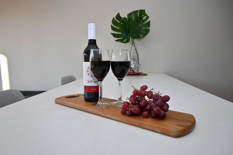 Mawson Red - Free Pool Access -Onsite Parking-Netflix-5 Mins To Mawson Interchange - Accommodation Broadbeach 0