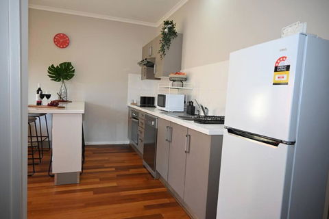 Mawson Red - Free Pool Access -Onsite Parking-Netflix-5 Mins To Mawson Interchange - Accommodation Broadbeach 1