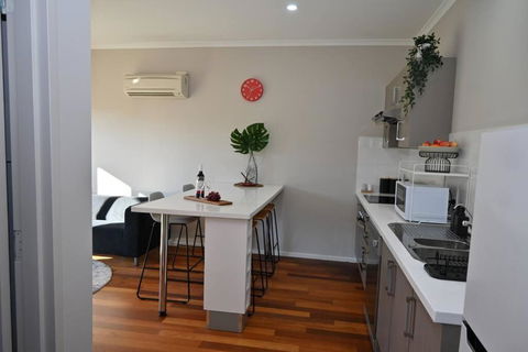 Mawson Red - Free Pool Access -Onsite Parking-Netflix-5 Mins To Mawson Interchange - Accommodation Broadbeach 2