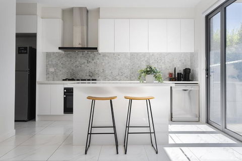 Modern Townhouse - Cafes, Shops, Bus, Freeway Access - Accommodation Broadbeach 3