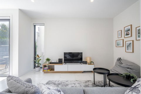Modern Townhouse - Cafes, Shops, Bus, Freeway Access - Accommodation Broadbeach 1