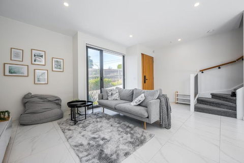 Modern Townhouse - Cafes, Shops, Bus, Freeway Access - Accommodation Broadbeach 0