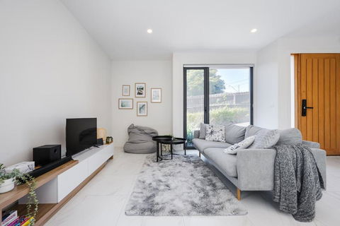 Modern Townhouse - Cafes, Shops, Bus, Freeway Access - Accommodation Broadbeach 2
