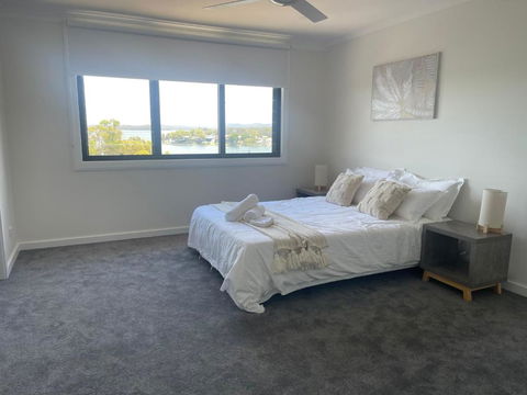 Mirrabooka Magic - Luxury By The Lake - Accommodation Broadbeach 2