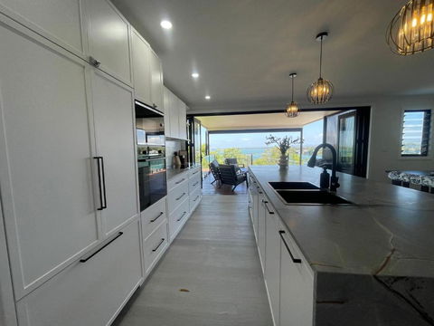 Mirrabooka Magic - Luxury By The Lake - Accommodation Broadbeach 1