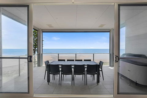 Moana Esplanade - Pure Beach Front 3 Bed Apt - Accommodation Broadbeach 1