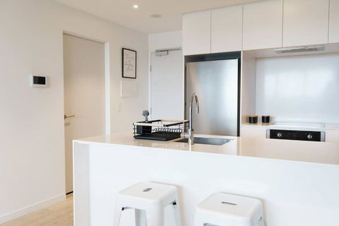 Modern 1 Bed Opposite Racecourse - Accommodation Broadbeach 0