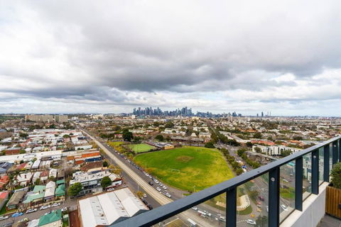 Modern 1 Bed Opposite Racecourse - Accommodation Broadbeach 2