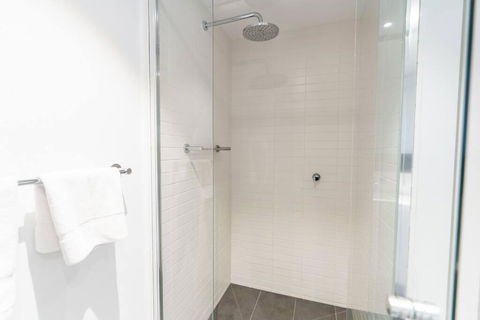 Modern 1 Bed Opposite Racecourse - Accommodation Broadbeach 3