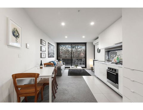 Modern 2 Bed Apartment In Trendy Collingwood - Accommodation Broadbeach 3