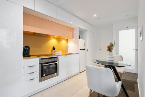 Modern 2BR Apt W City Views, Balcony & Wi-Fi - Accommodation Broadbeach 1