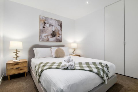 Modern 2BR Apt W City Views, Balcony & Wi-Fi - Accommodation Broadbeach 3