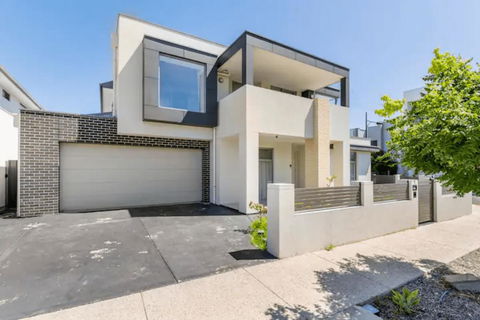 Modern Mansion In Lightsview By Host Solutions - Accommodation Broadbeach 1