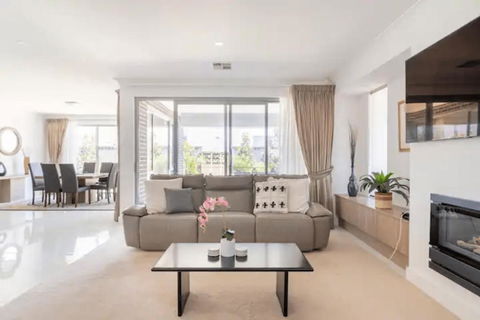 Modern Mansion In Lightsview By Host Solutions - Accommodation Broadbeach 2