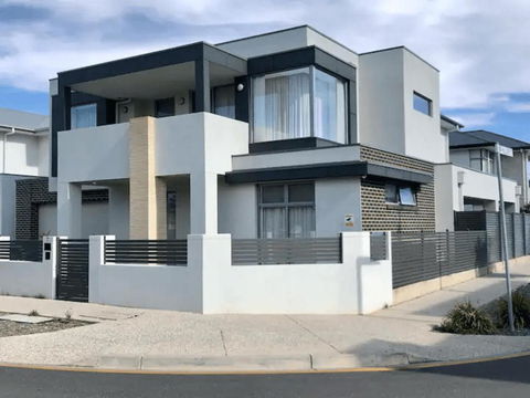 Modern Mansion In Lightsview By Host Solutions - Accommodation Broadbeach 0