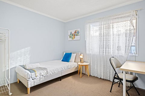 Modern Private Single Room - Centrally Located At Liverpool - Shared Bathroom - Accommodation Broadbeach 0