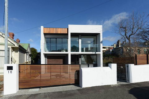 Modern Sandy Bay Apt - Close To Salamanca & CBD - Accommodation Broadbeach 0
