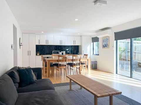 Modern Sandy Bay Apt - Close To Salamanca & CBD - Accommodation Broadbeach 3