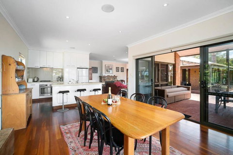 Moondyne Estate Exclusive & Pet Friendly Hilltop Retreat - Accommodation Broadbeach 3