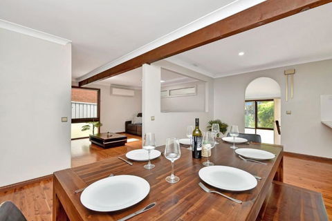 NEW PropertyBreezy Bayside Haven At Brightwaters - Accommodation Broadbeach 1