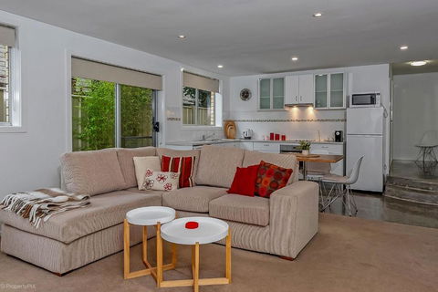 Mount Stuart Hideaway Walk To Restaurant Strip - Accommodation Broadbeach 0