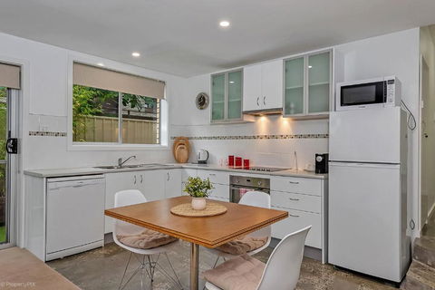Mount Stuart Hideaway Walk To Restaurant Strip - Accommodation Broadbeach 1