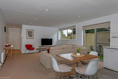 Mount Stuart Hideaway Walk To Restaurant Strip - Accommodation Broadbeach 2