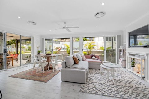 Narrawallee Beach House - Accommodation Broadbeach 1