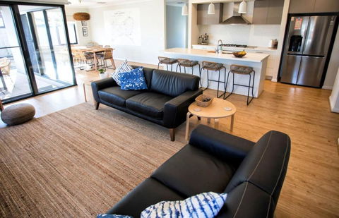 NAUTILUS - Accommodation Broadbeach 0