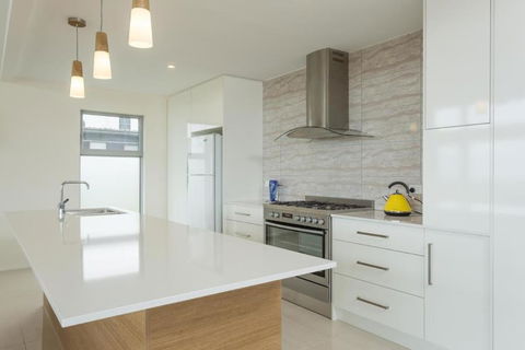 Neighbour Avenue Goolwa Beach - Wi-Fi & Linen Included - Accommodation Broadbeach 2