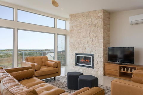 Neighbour Avenue Goolwa Beach - Wi-Fi & Linen Included - Accommodation Broadbeach 1