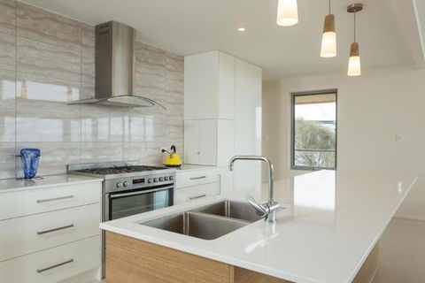 Neighbour Avenue Goolwa Beach - Wi-Fi & Linen Included - Accommodation Broadbeach 3