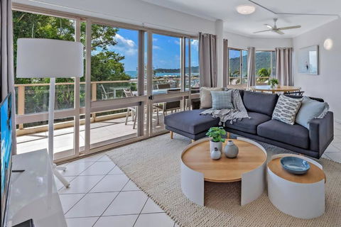 NEW! Gorgeous 2BR Apartment With Stunning Ocean Views! - Accommodation Broadbeach 0