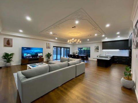 New Spacious Luxury 5 Bedroom Mansion In Unley - Accommodation Broadbeach 3