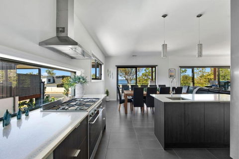 NEW - Sunrise Waters Holiday House - Accommodation Broadbeach 1