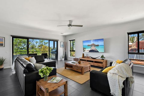 NEW - Sunrise Waters Holiday House - Accommodation Broadbeach 2