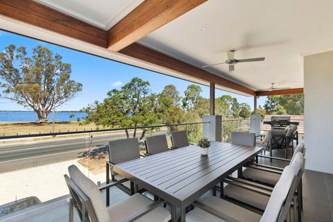 NEW - Sunrise Waters Holiday House - Accommodation Broadbeach 0