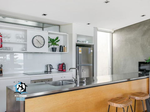 New York Loft Style Esplanade Retreat - Accommodation Broadbeach 2