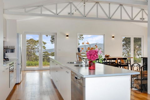 Newhaven - Accommodation Broadbeach 3