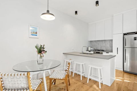 NEWLY RENOVATED LARGE 3.5 BDRM HOUSE! BEST OF MELB - Accommodation Broadbeach 2