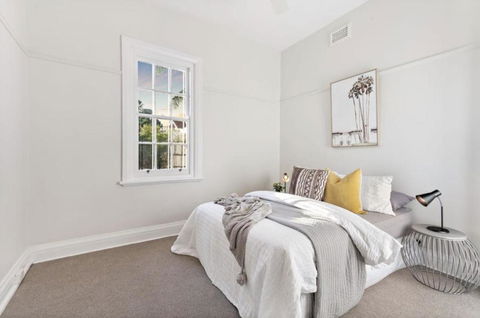NEWLY RENOVATED LARGE 3.5 BDRM HOUSE! BEST OF MELB - Accommodation Broadbeach 3