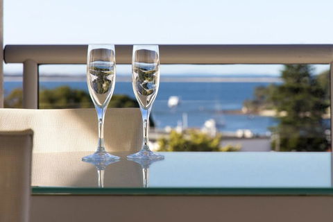 Nelson Bay Apartment With Views Over The Marina - Accommodation Broadbeach 1