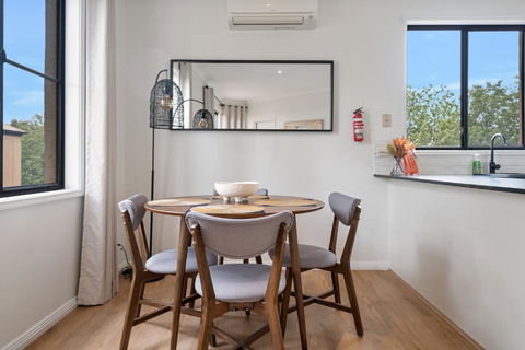 Newly Renovated Queen Room With Living Space - Accommodation Broadbeach 3