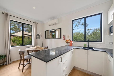 Newly Renovated Queen Room With Living Space - Accommodation Broadbeach 1