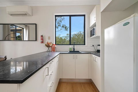 Newly Renovated Queen Room With Living Space - Accommodation Broadbeach 2