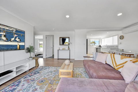 New Property Seabreeze Bungalow - Lakeview Sunset Delight At Sunshine On Lake Macquarie - Accommodation Broadbeach 3