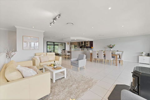 Oasis At Salamander Bay, 10 Raymond Ave - Boat Parking, WiFi, Air Con, Water Views - Accommodation Broadbeach 2